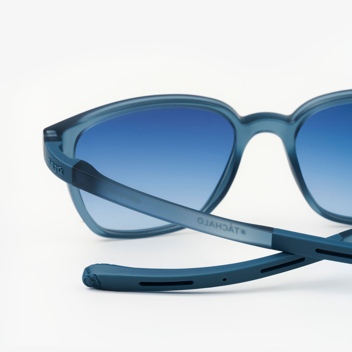 Cumbre Denim — gafas de sol de Sajú con filtro UV400 y sistema Grip antideslizante