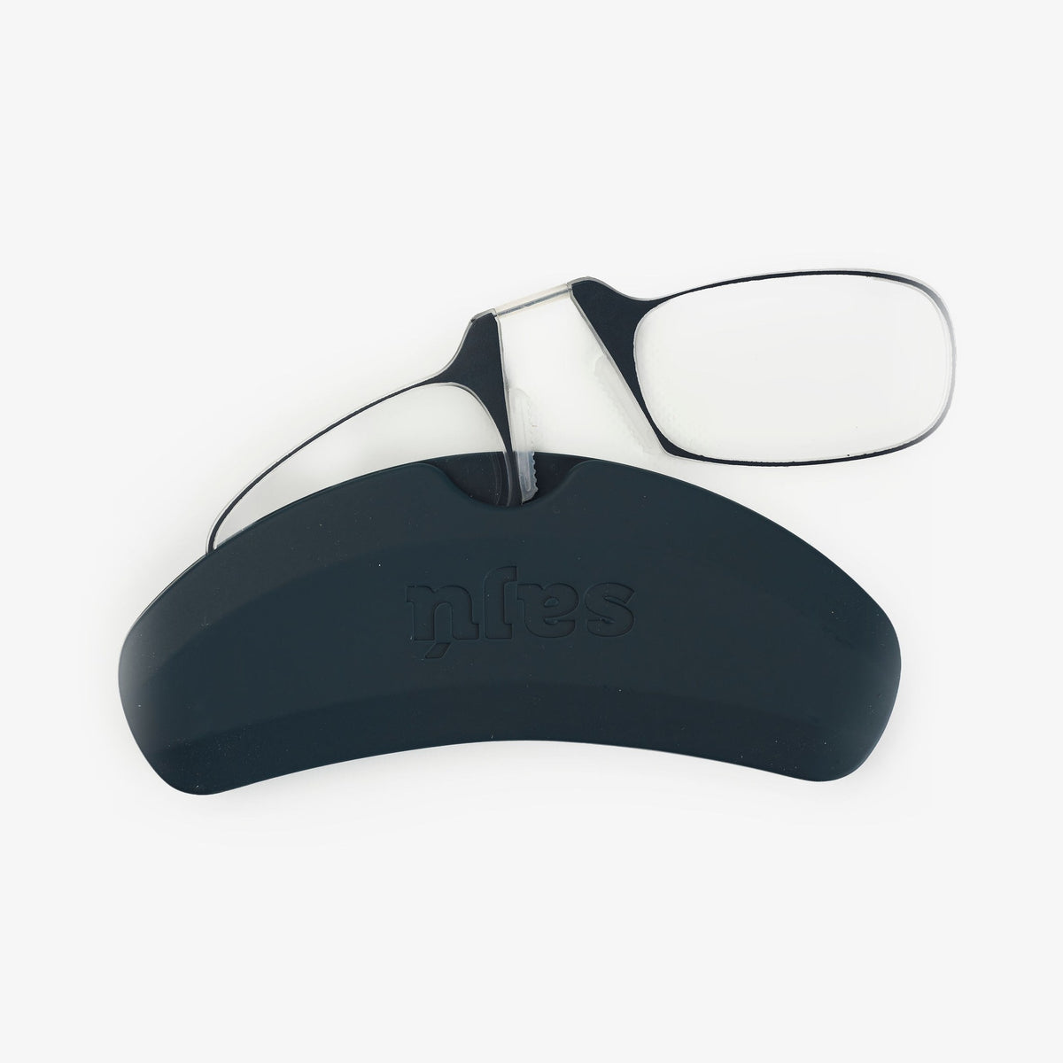 Phone Glasses Gray: gafas de lectura ultradelgadas saliendo de su estuche adhesivo